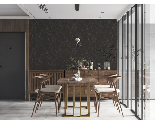 Salle à manger avec table en bois, chaises et buffet devant un papier peint foncé à motifs