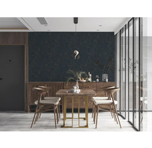 Salle à manger avec table en bois, chaises et buffet devant un papier peint foncé