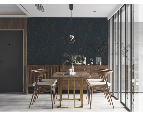 Esszimmer mit Holztisch, Stühlen und Anrichte vor einer dunklen Tapete