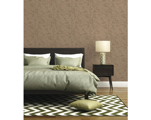 Chambre à coucher avec lit double, lampe de chevet et papier peint à motifs