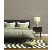 Chambre avec lit, lampe de chevet, tapis et papier peint à motifs