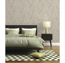 Chambre à coucher avec lit, table de chevet, lampe, tapis et papier peint texturé