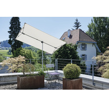 Parasol rectangulaire, chaises de jardin et plantes sur une terrasse.