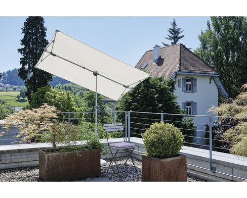 Parasol rectangulaire, chaises de jardin et plantes sur une terrasse.