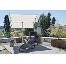Terrasse avec parasol et chaise longue