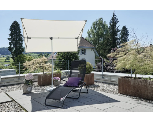 Terrasse avec parasol et chaise longue
