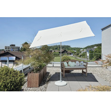 Terrasse avec parasol rectangulaire, banc et bacs à plantes
