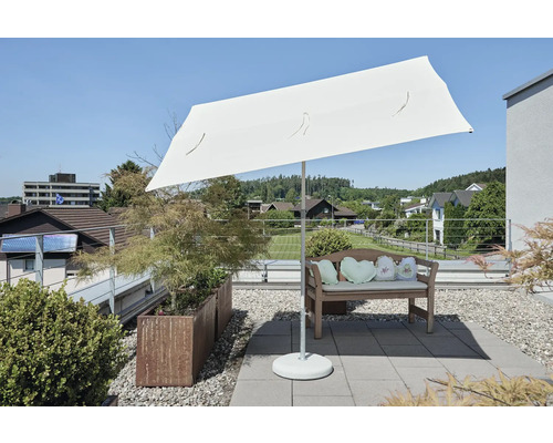 Terrasse avec parasol rectangulaire, banc et bacs à plantes