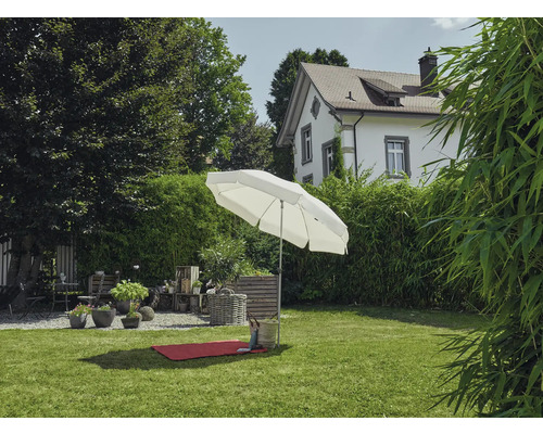 Paysage de jardin avec pelouse, mobilier de jardin et parasol ouvert