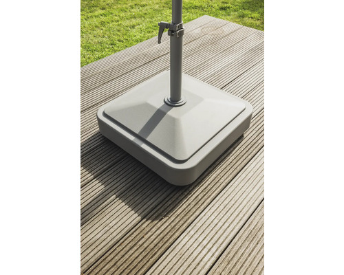 Quadratischer Sonnenschirmständer auf einer Holzterrasse