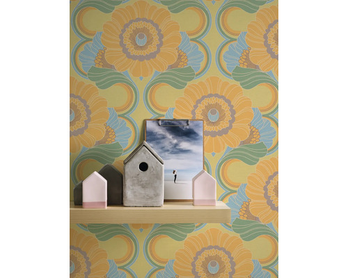 Papier peint à motif floral, étagère avec décorations