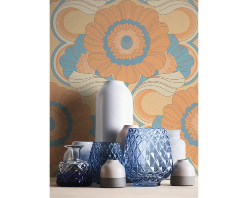 Différents vases devant un papier peint floral