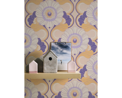 Papier peint à fleurs avec motif graphique et décoration sur une étagère