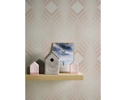 Gemusterte Tapete mit dekorativen Elementen auf einem Regal
