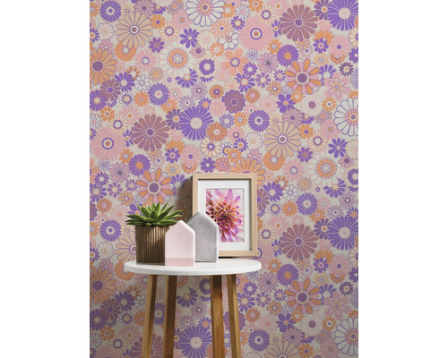 Vue d''une pièce avec papier peint à fleurs de style rétro, table et objets de décoration.