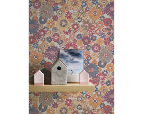 Papier peint à fleurs avec éléments décoratifs sur une étagère