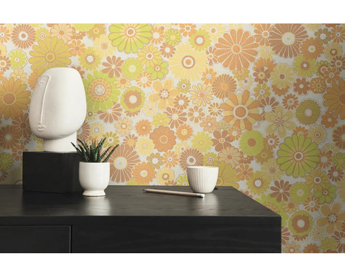 Pièce avec papier peint fleuri rétro, sculpture de tête et plante