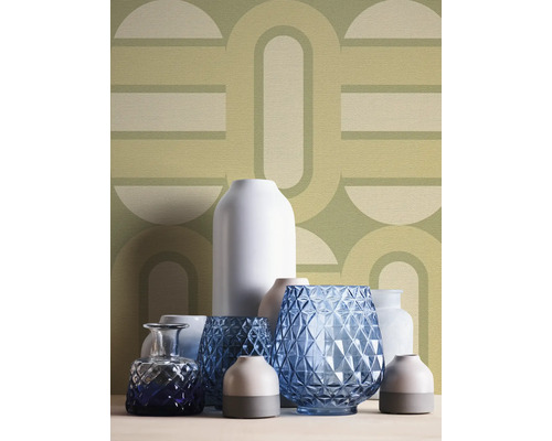 Dekorative Vasen auf einer Oberfläche vor einer gemusterten Tapete