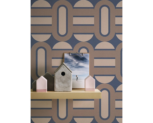 Regal mit Deko-Häusern und Klemmbrett vor Retro-Tapete