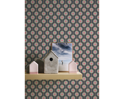 Tapete mit grafischem Kreismuster hinter einem Regal mit Dekoration