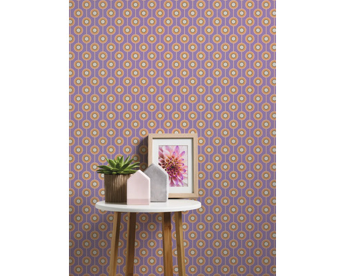 Papier peint rétro violet avec motif géométrique sur un mur