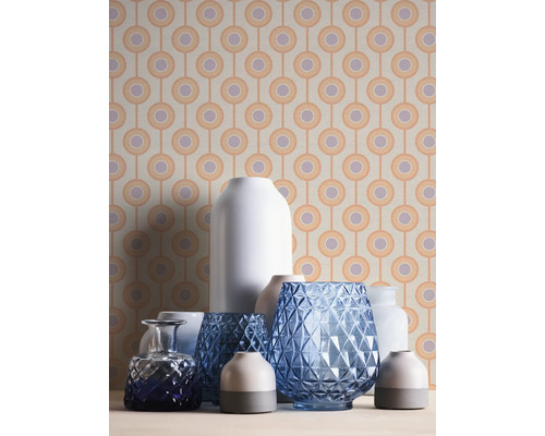 Dekorative Vasen in verschiedenen Formen und Größen vor einer Retro-Tapete mit Kreismuster.