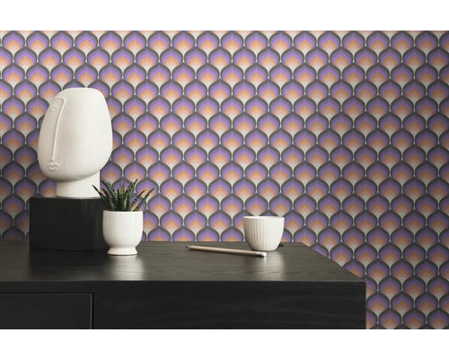 Nahaufnahme einer Wand mit Retro Tapete in Lila und Braun, mit Tisch, Dekoration und Pflanze