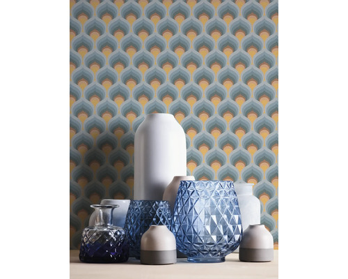 Verschiedene dekorative Vasen vor einer gemusterten Tapete