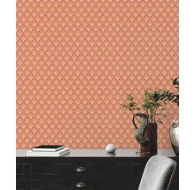 Vue d''une pièce avec du papier peint à motifs en écailles de poisson derrière une commode