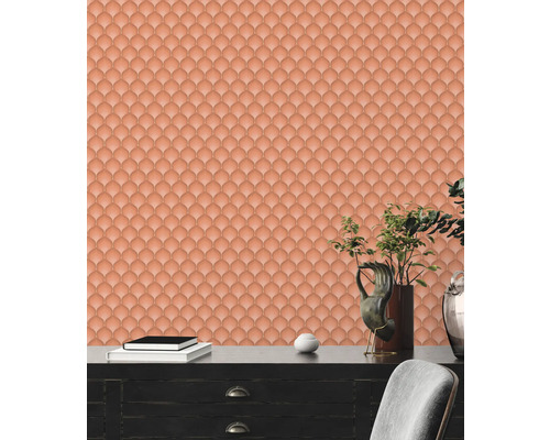 Vue d''une pièce avec du papier peint à motifs en écailles de poisson derrière une commode