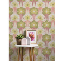 Pièce décorative avec papier peint à motifs, table, plante d''intérieur et cadre photo