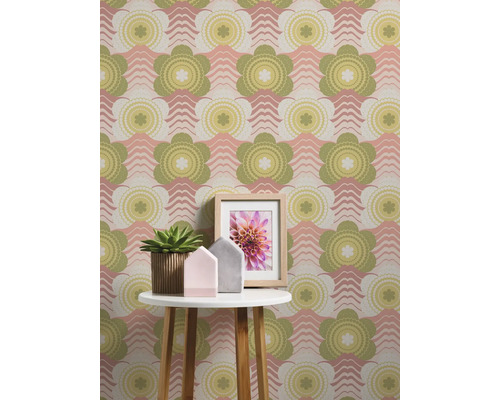 Dekorativer Raum mit gemusterten Tapeten, Tisch, Zimmerpflanze und Bilderrahmen