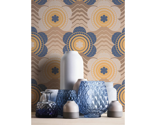 Verschiedene Vasen vor einer floral gemusterten Tapete