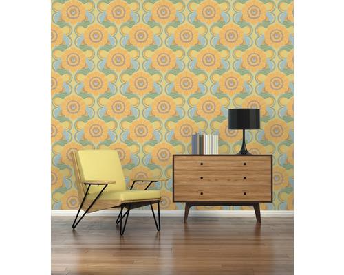 Aménagement intérieur avec papier peint à motifs, fauteuil et commode