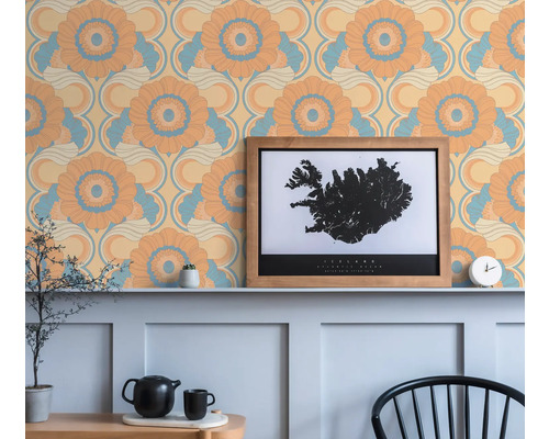 Vue d''une pièce avec papier peint floral rétro