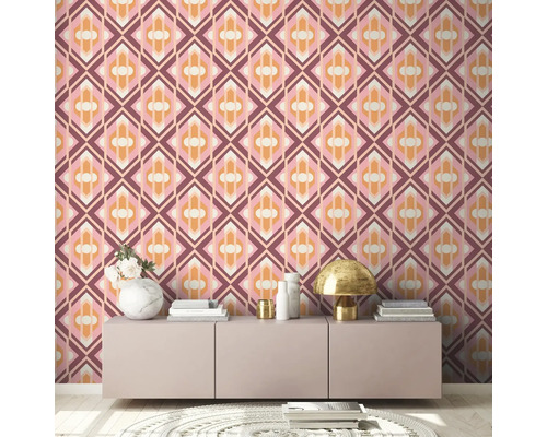 Vue d''une pièce avec du papier peint à motifs et un buffet moderne