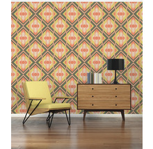 Pièce avec papier peint à motifs, fauteuil et commode