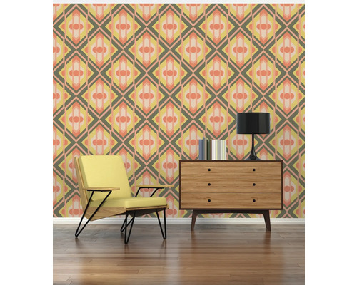 Zimmer mit gemusterter Tapete, Sessel und Kommode