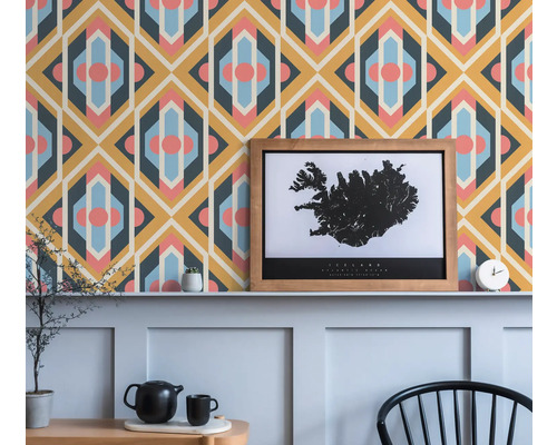 Dekorativer Raum mit gemusterter Tapete und gerahmter Karte