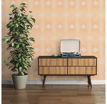 Décoration d''intérieur avec papier peint à motifs, commode, plante d''intérieur et tourne-disque
