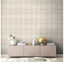 Salon avec papier peint à motifs, commode et décoration