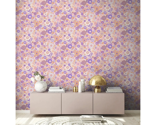 Intérieur avec papier peint à fleurs, commode, lampe et décoration