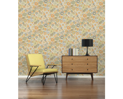 Retro Wohnzimmer mit Blumentapete, Sessel, Kommode und Lampe