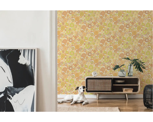 Pièce avec papier peint floral jaune, commode, chien et peinture abstraite