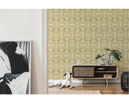Gemusterte Tapete in einem Wohnzimmer mit Holzboden und einem Hund