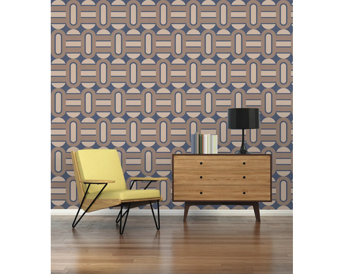 Zimmer mit Retro-Tapete, Sessel und Kommode