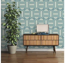 Salon avec papier peint à motifs, commode en bois, tourne-disque et plante d''intérieur