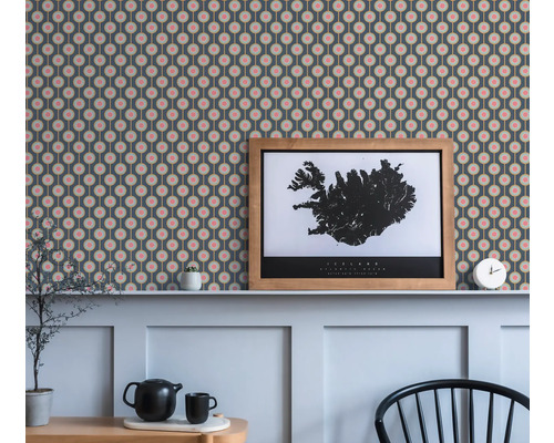 Raum mit gemusterter Tapete, einem Bild von Island und Dekorationsgegenständen.