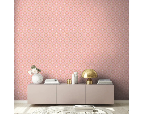 Papier peint rose avec un petit motif à pois dans un salon, créant une atmosphère lumineuse et conviviale.