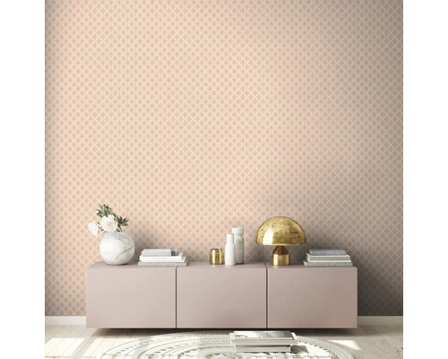 Wohnraum mit gemusterter Tapete und Kommode